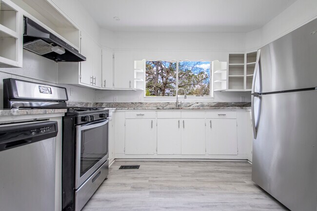 Foto del edificio - 13221 Cantrell Rd