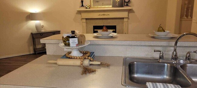 Foto del edificio - 4 bed in Putnam City! New luxury plank flooring , carpet , paint and new electric range!