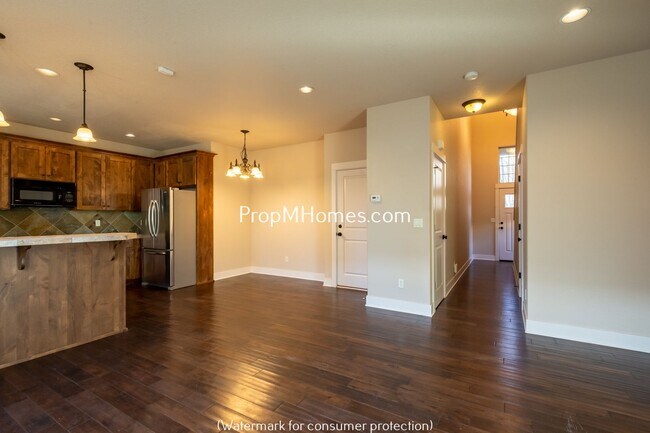 Building Photo - Light & Bright Three Bedroom Home In Hills...