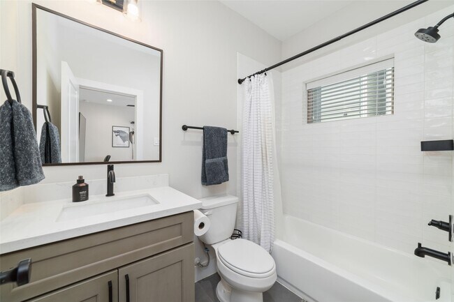 Foto del edificio - 3705 Creekmont Grn Ln