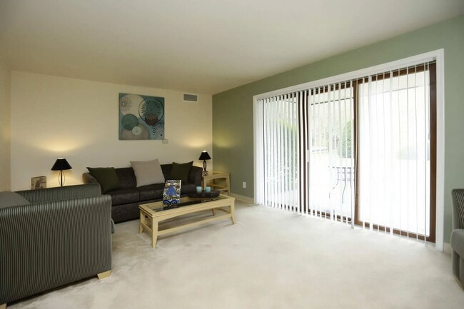 Living Area - Evergreen Ridge Apartments (formerly Aspen Ridge)