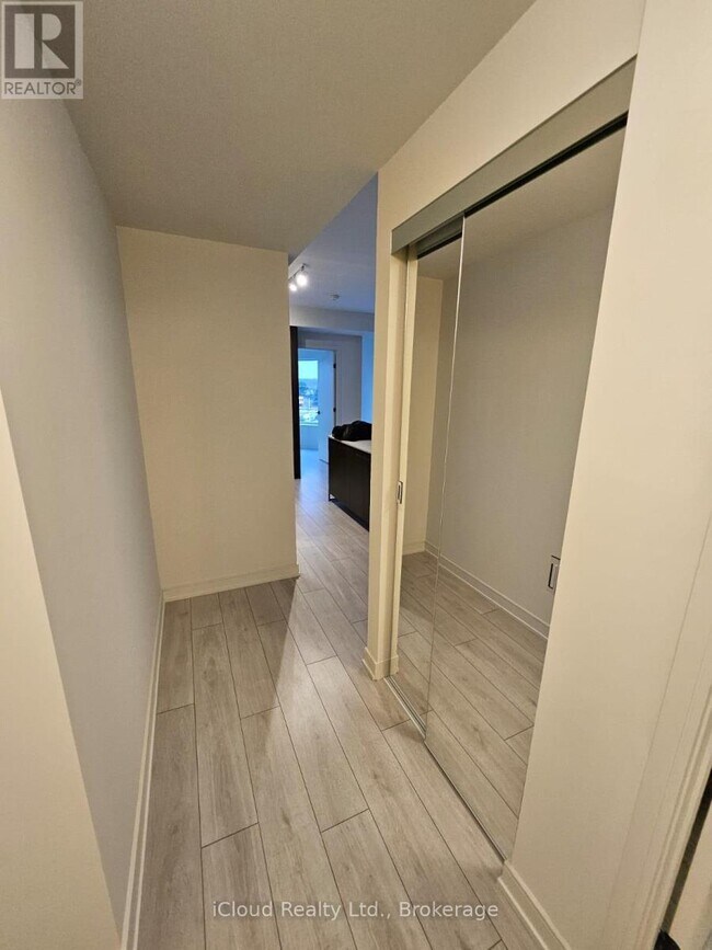 Photo du bâtiment - 8020 Derry Rd