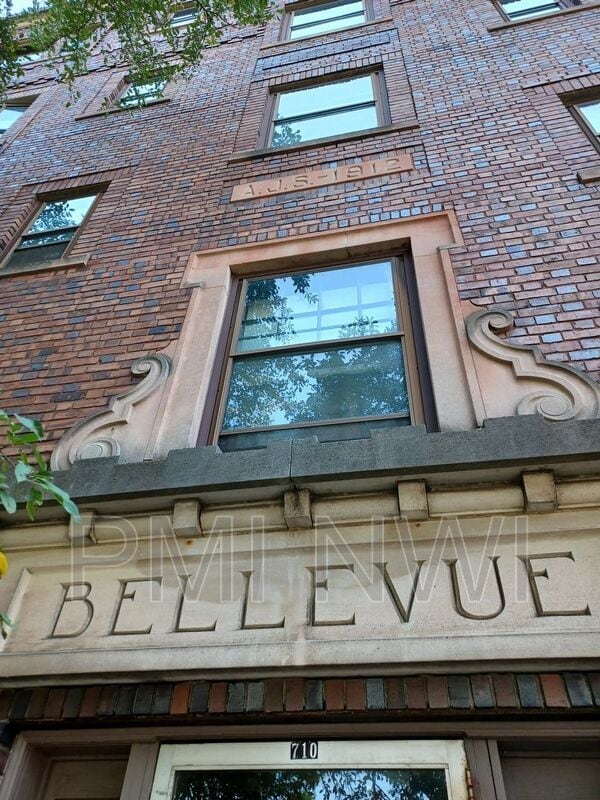 Building Photo - 710 Perry St