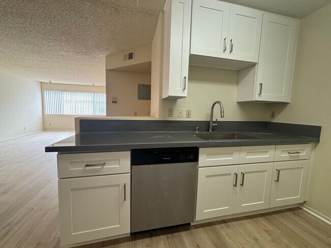 Foto del edificio - 10241 Commerce Ave