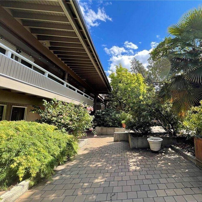 Building Photo - Ideally Located 2 Bed 1 Bath Bellevue Condo!