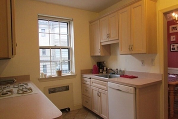 Building Photo - 1498 Beacon St