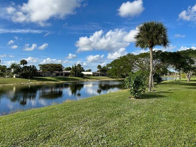 Foto del edificio - 221 Lake Meryl Dr