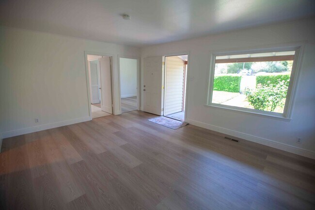 Building Photo - Charming Ranch Style Single-story Belmont ...