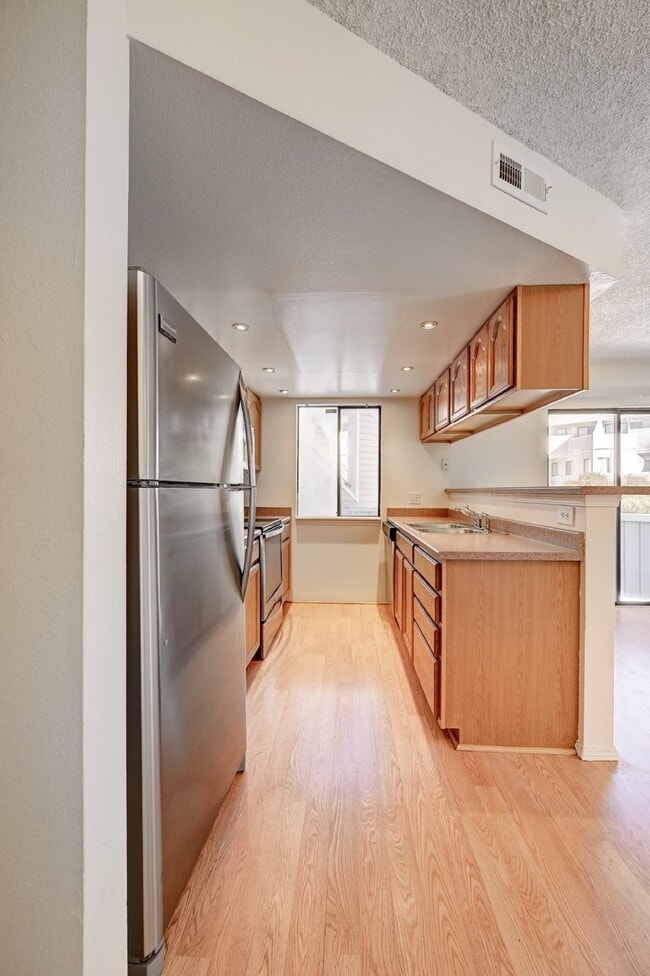 Building Photo - $1,220.00 - 1 Bed, 1 Bath, Condo in Thornt...