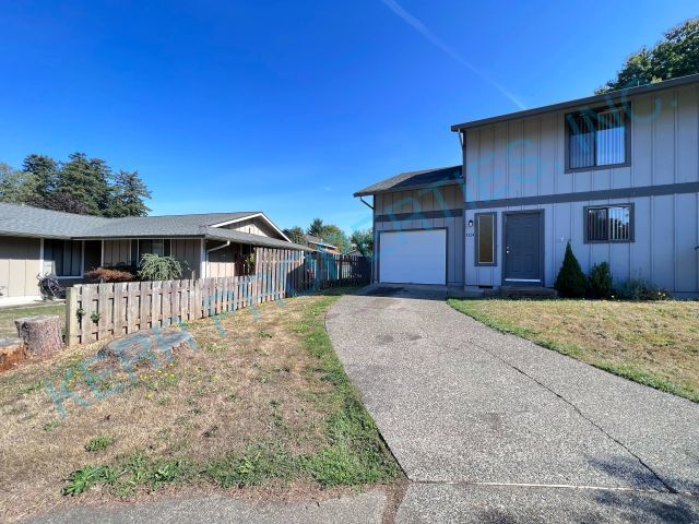 Primary Photo - Charming Troutdale 3-Bedroom Multiplex wit...