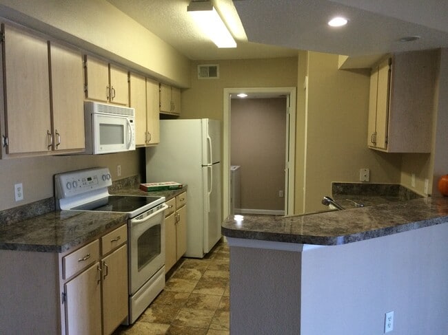 Building Photo - 712 Crest Pines Dr