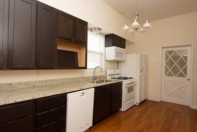 Building Photo - 2814 N Maplewood Ave