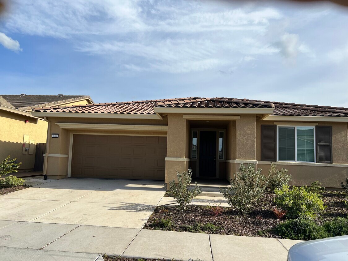 Primary Photo - 680 Bacarra St