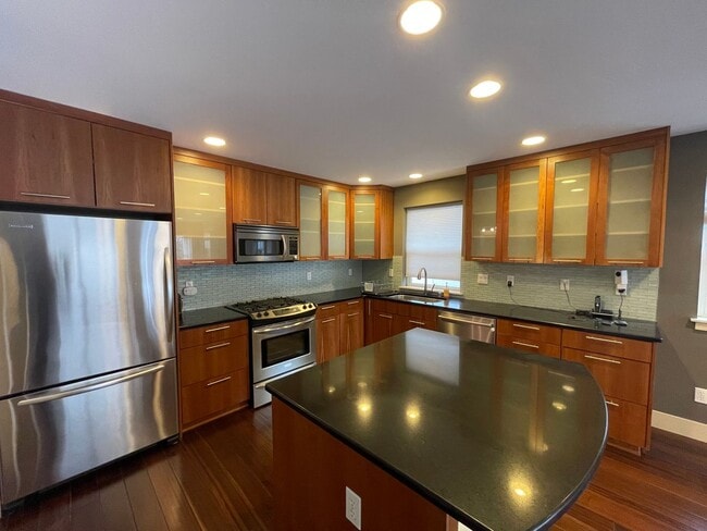 Building Photo - Modern Green Lake Townhome on Quiet Street!