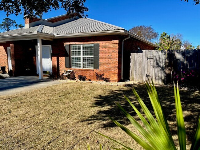 Foto del edificio - 6214 E Azalea Ave