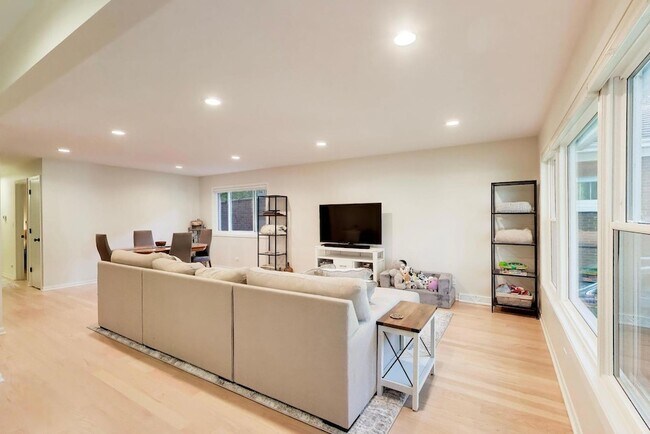 Building Photo - 539 S Evergreen Ave