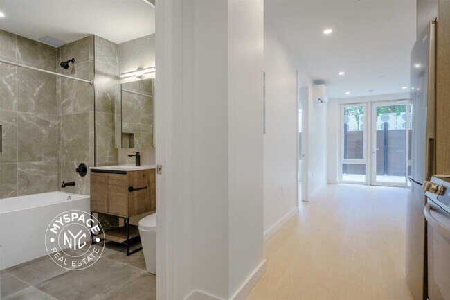 Foto del edificio - 1499 Bedford Ave