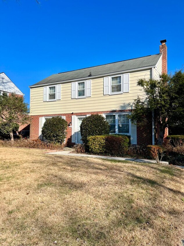 Primary Photo - Stunning 3-Bedroom Single Family Home in H...