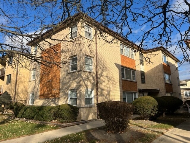 Primary Photo - 3839 N Narragansett Ave