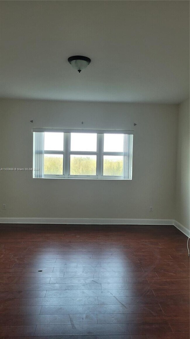 Foto del edificio - 14951 Royal Oaks Ln