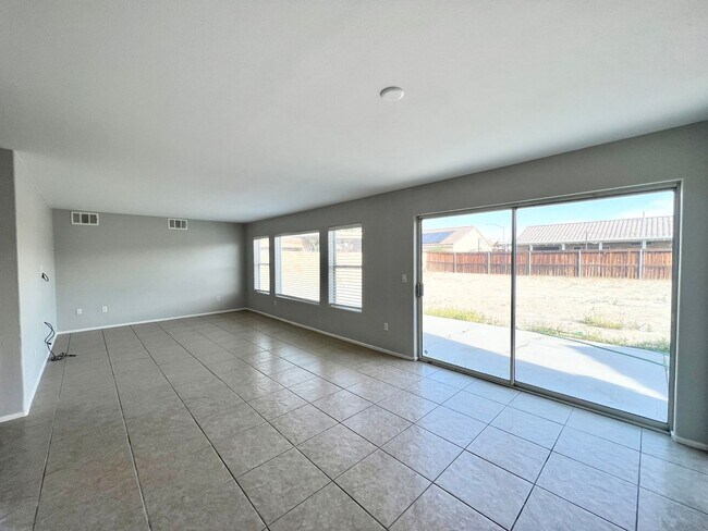 Foto del edificio - COMING SOON!! SPACIOUS 6 Bedroom 3 Bathroo...