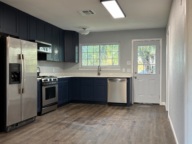 Foto del edificio - 2325 Lakehurst Dr