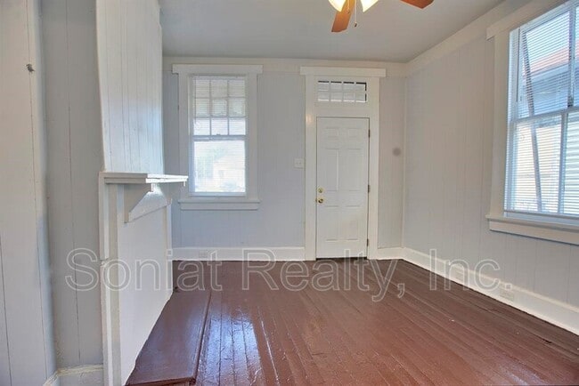 Building Photo - 652 S Rendon St