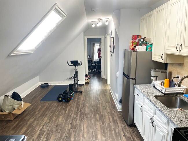 Building Photo - 2824 N Ridgeway Ave