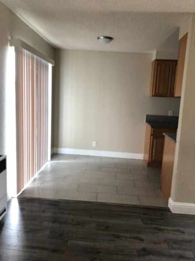 Building Photo - 2 Bedroom 1.5 Bath Split-Level Condo in Ri...