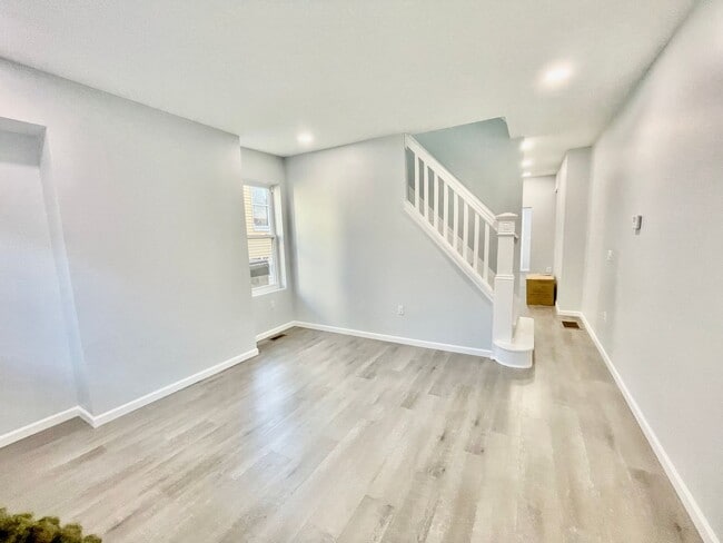 Building Photo - Bright and Updated 2 Bedroom 1.5 Bath House in Oakland