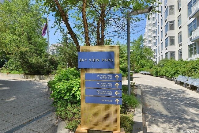 Foto del edificio - 40-28 College Point Blvd