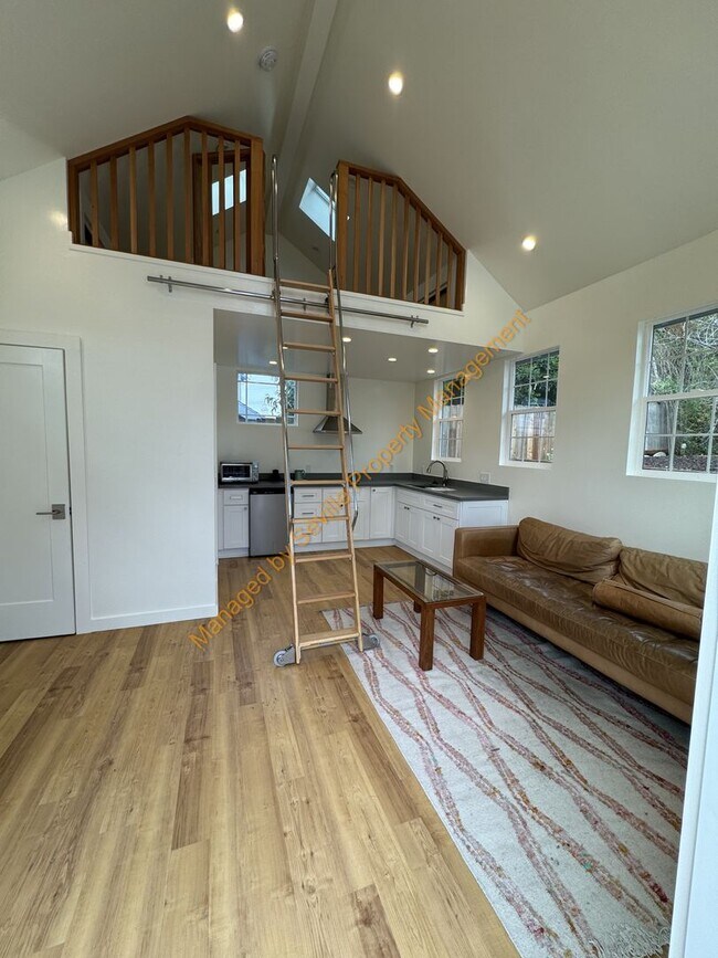 Building Photo - CHARMING 2 BEDROOM /1 BATHROOM HOME W/LOTS...