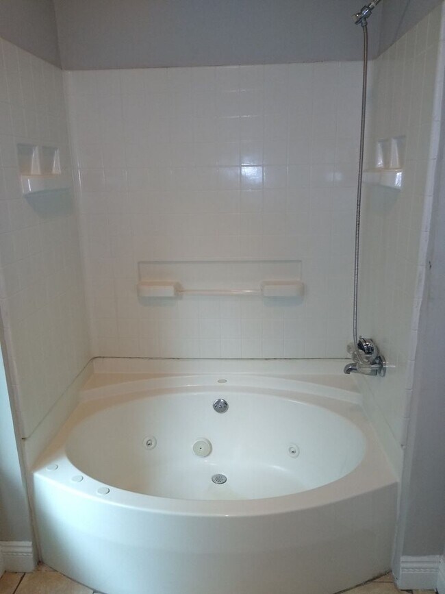 Foto del edificio - 4 Bedroom 1 bath in the heart of Gastonia