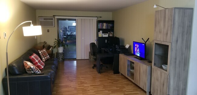 Foto del edificio - 5325 Brody Dr