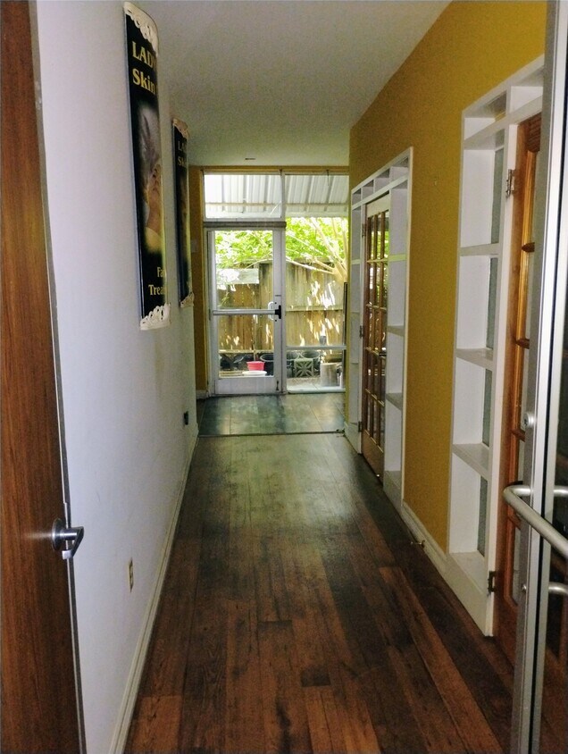 Foto del edificio - 9788 Clarewood Dr