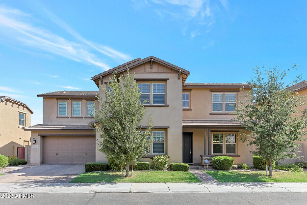 Primary Photo - 940 W Yosemite Dr