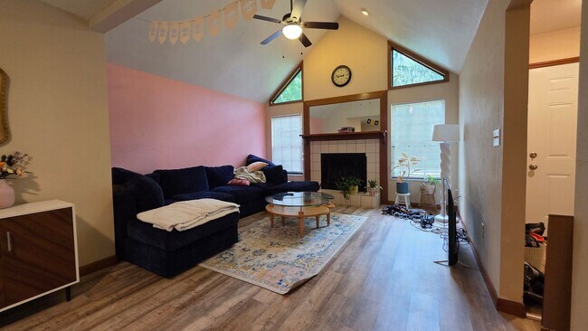 Foto del edificio - FOR FRENT Home near UF. 3 Bed, 2 bath, 2 c...