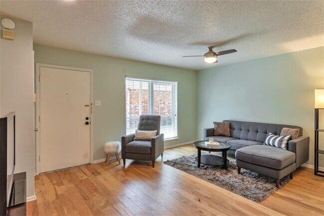 Foto del edificio - 7920 Rockwood Ln