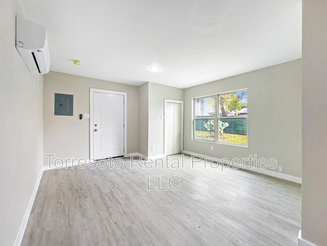 Building Photo - 1606 W Wildwood Dr