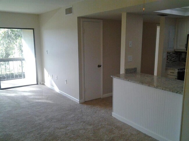 Foto del edificio - 890 N Village Dr