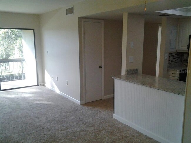 Building Photo - 890 N Village Dr