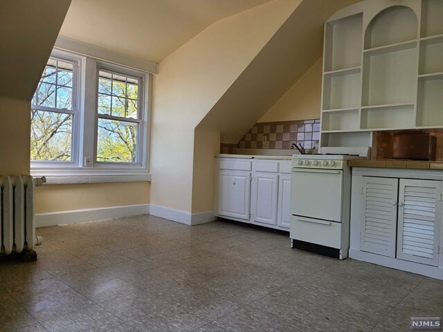 Building Photo - 107 Romaine Pl