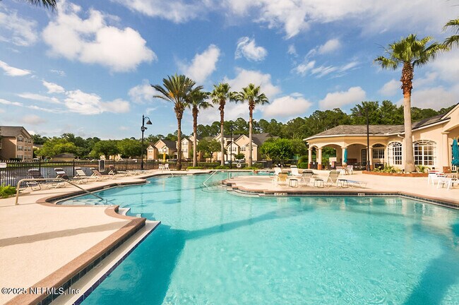 Foto del edificio - 13810 Sutton Park Dr N