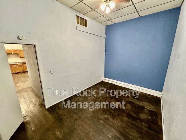 Foto del edificio - 208 E Main St