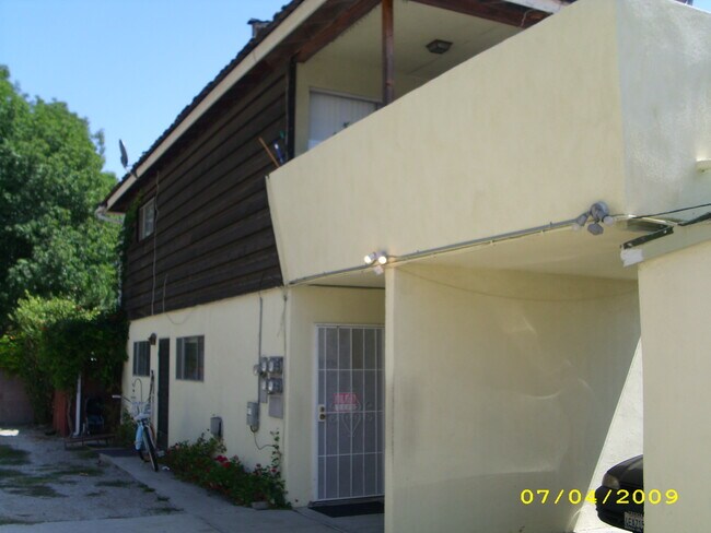 Apartamento en la planta superior con amplio patio. - 1514 Penmar Ave