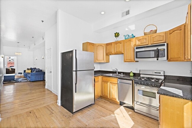 Building Photo - 231 Grand St