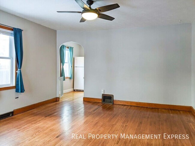 Foto del edificio - 3 Bed House w/ Fenced-In Yard