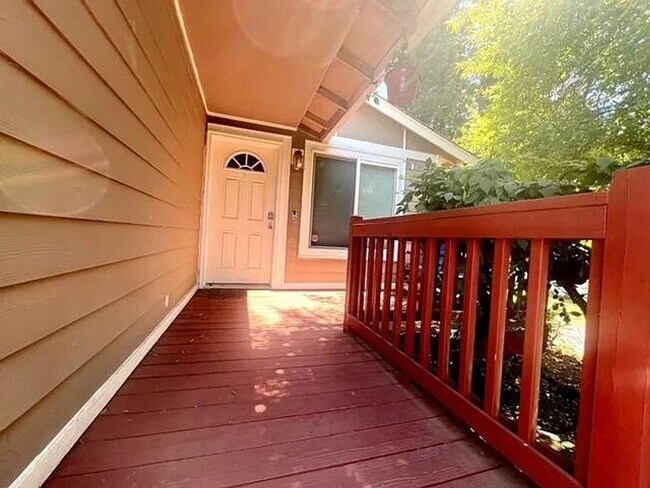 Foto del edificio - Spacious 3-Bed, 2-Bath Home with Garage – ...