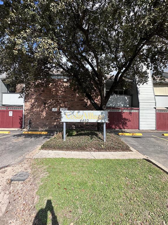 Foto del edificio - 4450 Sherwood Ln