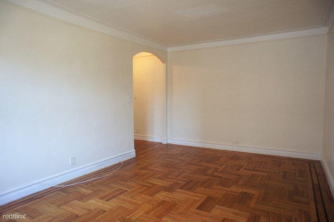 Foto del edificio - 1 br, 1 bath  - 3073 Buhre Ave